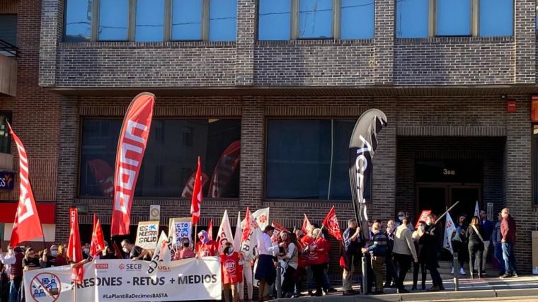 La plantilla de Caixabank CLM se manifiesta en Toledo para exigir a la dirección del banco “más medios y menos presiones”