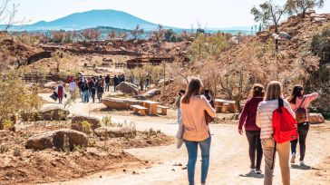 Puy du Fou ve "totalmente incompatible" con el parque que se levante una planta solar en la finca donde se ubica