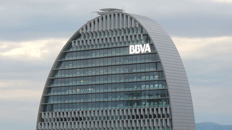 BBVA busca 20 recién graduadas para formarlas en el extranjero durante un año y contratarlas