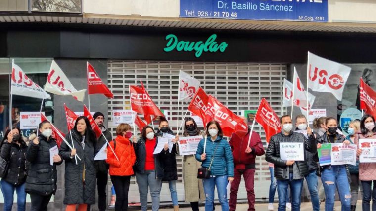 Seguimiento unánime en CLM de la huelga contra el ERE en Perfumerías Douglas