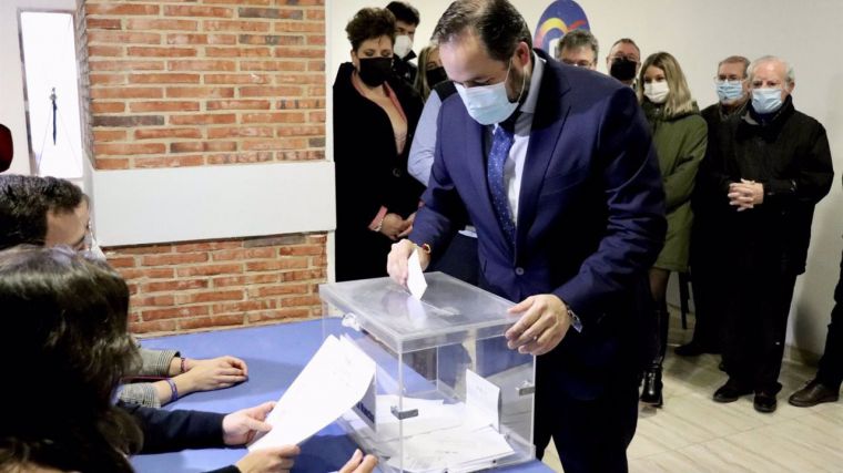 Núñez vota a Feijóo como presidente del PP para iniciar una nueva etapa con un proyecto 'fiable y transparente'