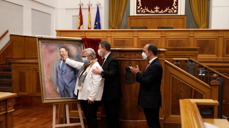 Las Cortes regionales cuelgan el cuadro de su expresidente Vaquero en la galería de retratos, en un acto de homenaje a “un maestro del diálogo”