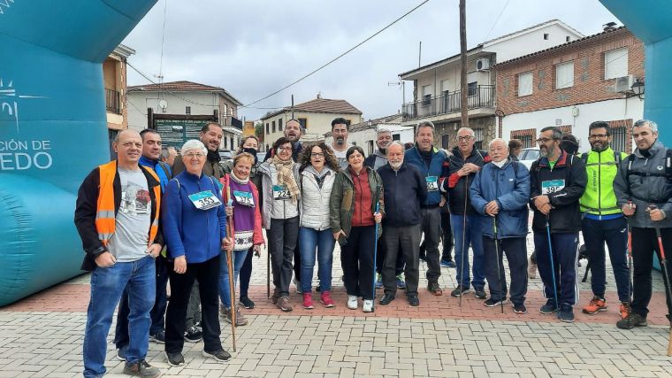 Ana Gómez marcha junto a los 250 participantes en la ruta de senderismo de Garciotum a Cardiel