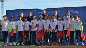 Álvaro Gutiérrez asiste a la clausura del torneo de fútbol base “Villa de Fuensalida”, en el que han participado más de 800 niños y niñas