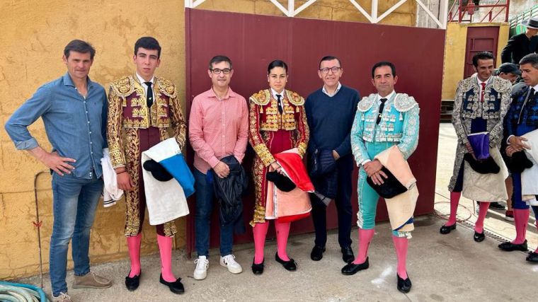 Fernando Muñoz apoya a los alumnos de la Escuela Taurina que participan en el certamen 