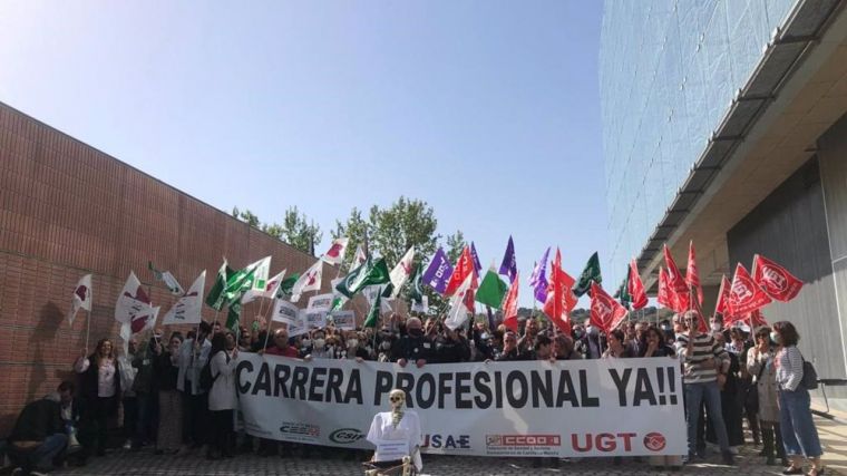 Profesionales sanitarios se concentran clamando por la 'vergüenza' de que CLM no haya recuperado la Carrera Profesional