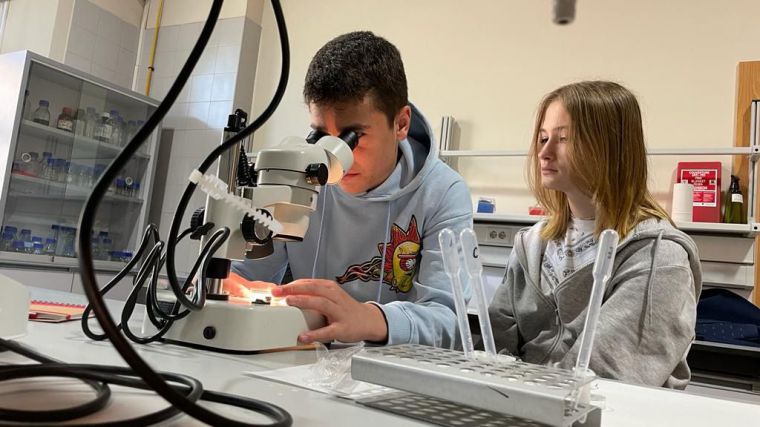 La UCLM ofrece a estudiantes de Secundaria talleres que explican los efectos de las drogas y el alcohol en el cerebro