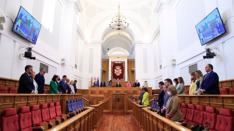 El Parlamento regional inicia el Pleno con un minuto de silencio por el asesinato machista de Tarancón