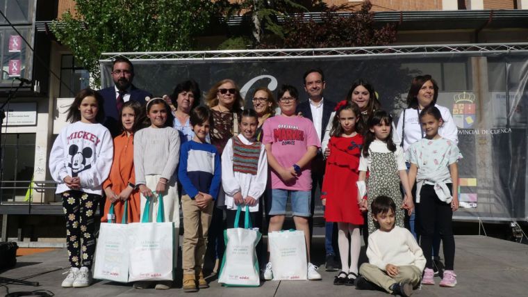 La Asociación de Libreros de Cuenca entrega los premios del concurso literario y de los sorteos del día del libro