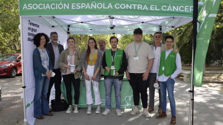 La UCLM muestra su respaldo a la Asociación Española contra el Cáncer de Ciudad Real en su tradicional cuestación en la calle