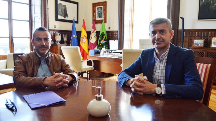 El presidente de la Diputación conoce el proyecto de fuente transitable de Cabañas de Yepes