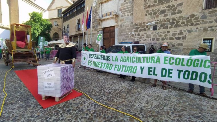 Un centenar de agricultores escenifican un viacrucis en Toledo para denunciar el desvío de fondos del PDR a Geacam