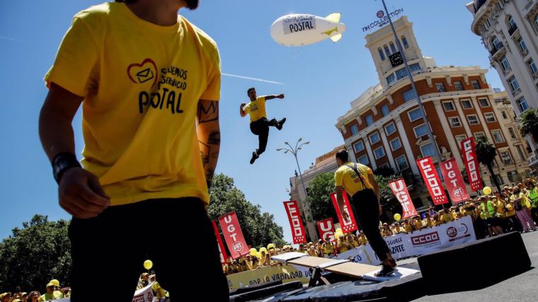 Correos cifra en un 18% el seguimiento de la huelga y los sindicatos lo sitúan en el 90%