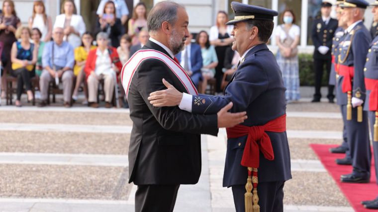 El rector de la UCLM recibe la Gran Cruz del Mérito Aeronáutico con distintivo blanco 