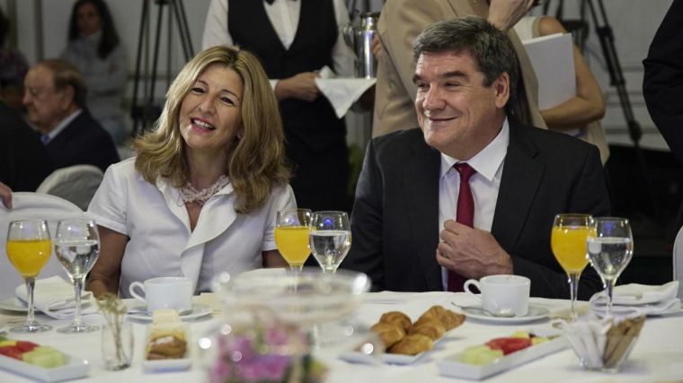 El ministro de Inclusión, Seguridad Social y Migraciones, José Luis Escrivá, y la vicepresidenta segunda del Gobierno y ministra de Trabajo y Economía Social, Yolanda Díaz, en el desayuno de Nueva Economía Fórum de este lunes, 13 de junio 