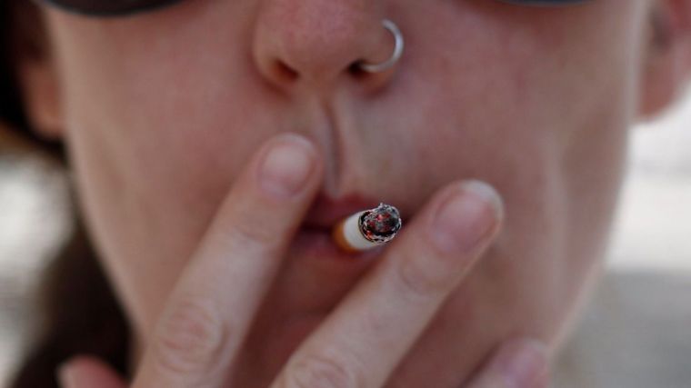 El consumo de cigarrillos ilícitos cae hasta el 3,3% en España en 2021, con una pérdida fiscal de 248 millones