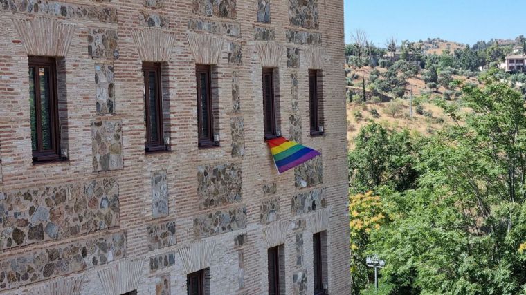 Las Cortes regionales cuelgan la bandera arcoíris y reivindican con un vídeo de su presidente los derechos del colectivo LGTBI