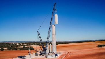 Las grúas de Liebherr (Azuqueca de Henares) inician en Cuenca la construcción del parque eólico más grande del país