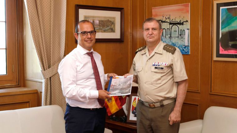 El presidente de las Cortes regionales recibe al delegado del Ministerio de Defensa en Castilla-La Mancha