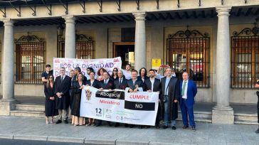Los abogados de CLM se manifiestan ante la Delegación de Gobierno para exigir el pago de la Justicia Gratuita y el Turno de Oficio