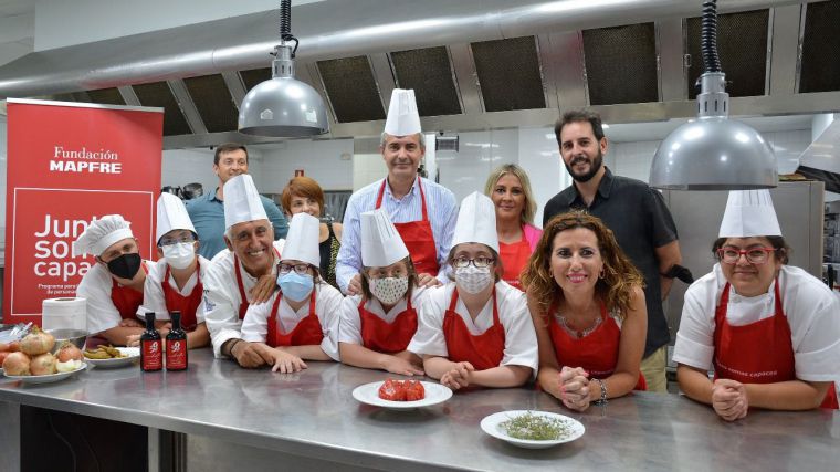Álvaro Gutiérrez comparte con jóvenes de Down Toledo y Adolfo Muñoz sus capacidades para la cocina