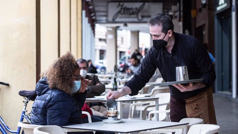 La recuperación del consumo fuera del hogar eleva un 10% el gasto trimestral en snacks y bebidas sin alcohol