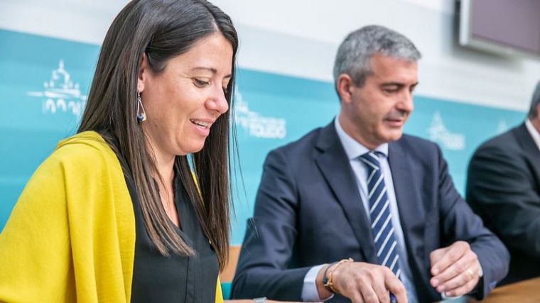 La consejera y el presidente de la Diputación de Toledo en la firma del acuerdo de colaboración para ayudas de emergencia social infantil