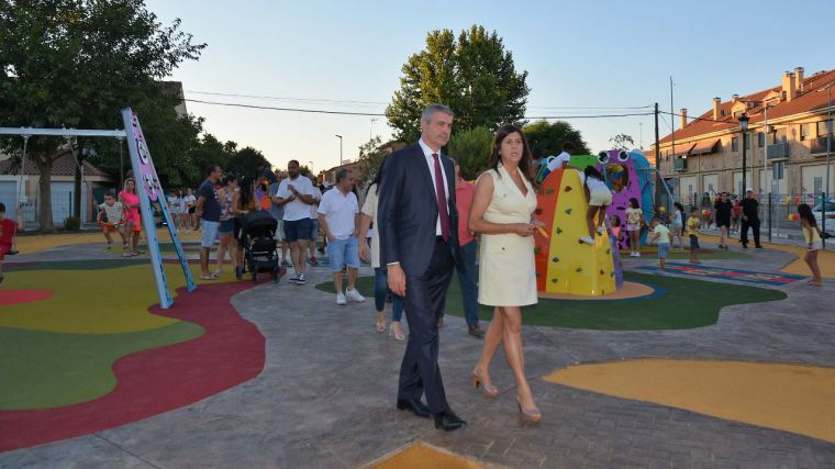 Alvaro Gutiérrez inaugura el nuevo paruqe infantil de Yeles