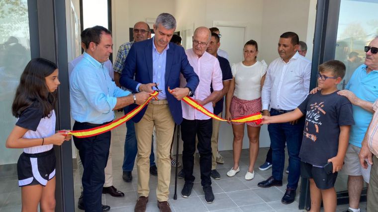 ALvaro Gutiérrez inaugura la nueva piscina de Modedas, que ha supuesto una inversión de casi 250.000 euros