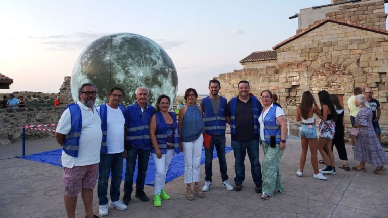 Casi 800 personas asisten a la noche de observación astronómica en Santa María de Melque