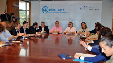 Cospedal prepara con el Grupo Parlamentario la respuesta a la pasividad del gobierno regional