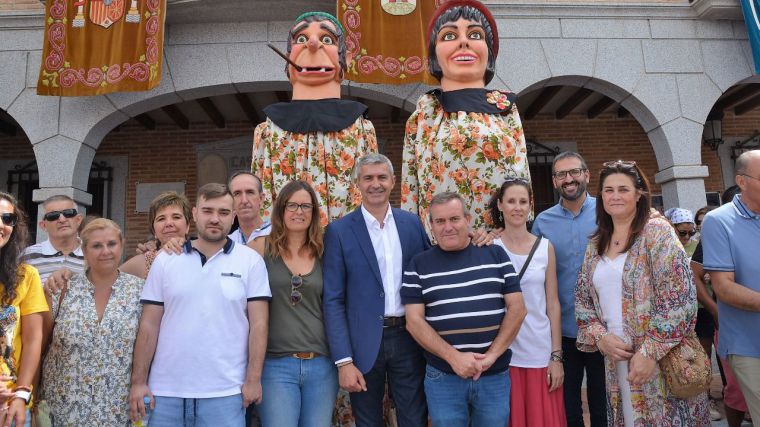 Álvaro Gutiérrez asiste al animado y concurrido desfile de Gigantones y Gargantillas de Cuerva