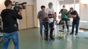 La Universidad Miguel Hernández y el Hospital Nacional de Parapléjicos desarrollan una interfaz cerebral para controlar un exoesqueleto que ayuda a caminar