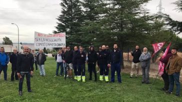 Trabajadores de Danosa en Fontanar se concentran ante las puertas de la fábrica contra el despido de cinco compañeros