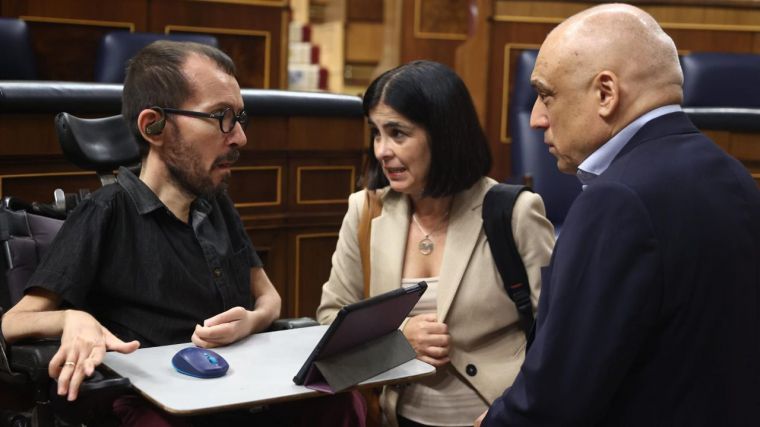 El portavoz de Unidas Podemos, Pablo Echenique; la ministra de Sanidad, Carolina Darias y el secretario general del Grupo Socialista en el Congreso, Rafael Simancas, durante una sesión de control al Gobierno en el Congreso 