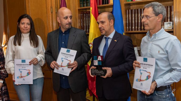 Bellido y García Torijano reciben a EAPN CLM, que les entrega su informe anual sobre la pobreza