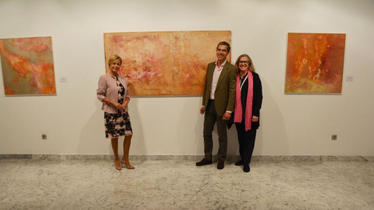 Gallego inaugura ArTmonía, con pinturas de Andrada y fotografías de Gurrea