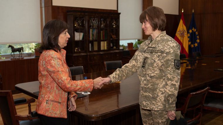 La ministra de Defensa, Margarita Robles, ha recibido esta mañana a la coronel Yulia Tapaciok, jefa de Relaciones Bilaterales para la Región Europa del Estado Mayor Conjunto ucraniano.