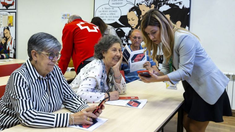 Lucha contra la brecha digital: Globalcaja y Cruz Roja enseñan a mayores de 55 años a hacer los trámites bancarios por internet