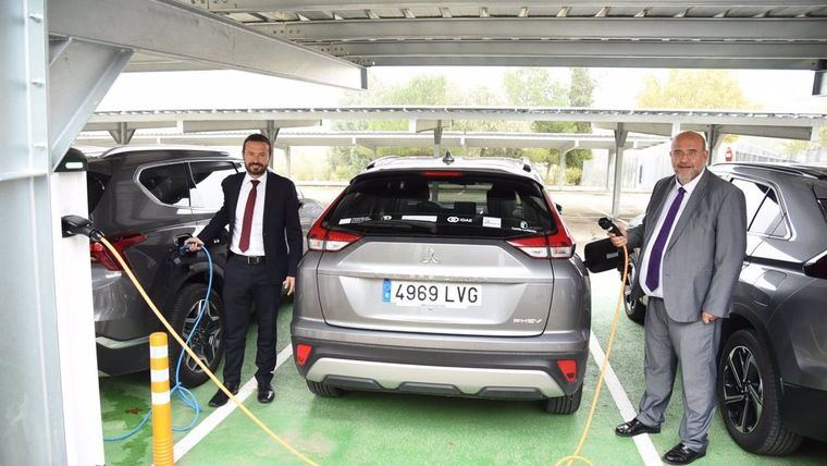 El vicepresidente de Castilla-La Mancha, José Luis Martínez Guijarro, acompañado por el consejero de Desarrollo Sostenible, José Luis Escudero, en la inauguración parking fotovoltaico