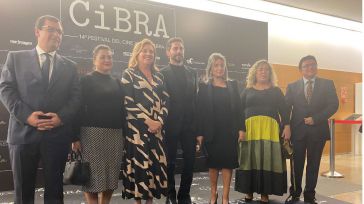 Cristina Cebas reconoce los méritos de Rosa Montero en la entrega del premio Alice Guy del festival Cibra