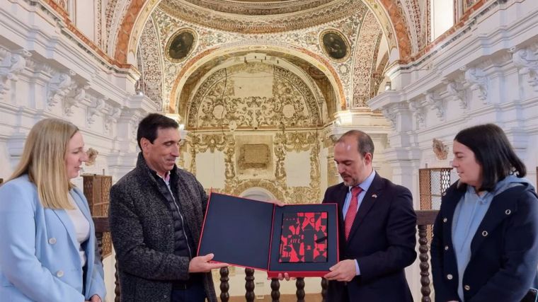 Las Cortes reconocen con un ejemplar conmemorativo del Estatuto a Almagro, localidad que alumbró el proyecto autonómico