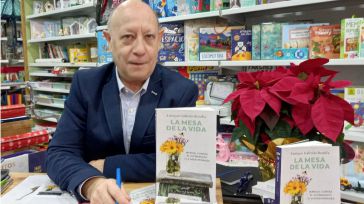 El escritor y psicólogo toledano Enrique Galindo presenta el libro de autoayuda "La mesa de la vida"