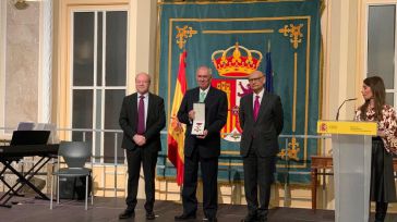 El catedrático de la UCLM Ernesto Martínez recibe la Encomienda con Placa de la Orden Civil de Alfonso X el Sabio