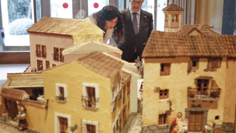 El Parlamento regional abre al público su tradicional belén, ambientado en el barrio de San Cirpiano