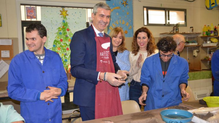 Álvaro Gutiérrez visita con las asociaciones AIDIS y APANDID los centros de día y atención temprana de Torrijos