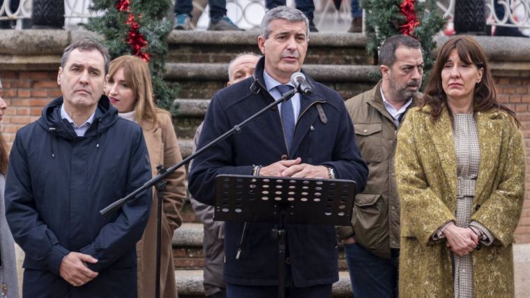 El alcalde y presidente de la Diputación, Álvaro Gutiérrez, interviene durante una concentración en repulsa por el crimen de la mujer embarazada y su bebé en la Plaza Infante Don Juan Manuel. 