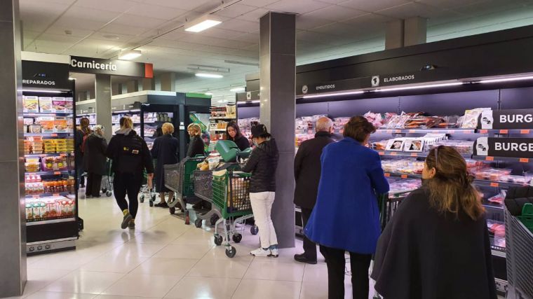 La tasa de ahorro de los hogares cae por debajo de su renta disponible en el tercer trimestre
