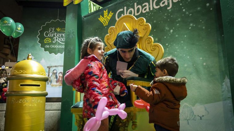 El Cartero Real de Globalcaja ha hecho llegar a los Reyes Magos de Oriente las 2.500 cartas recogidas durante su estancia en la calle Tesifonte Gallego