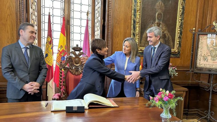 Álvaro Gutiérrez recibe en la Diputación a la ministra de Política Territorial y Portavoz